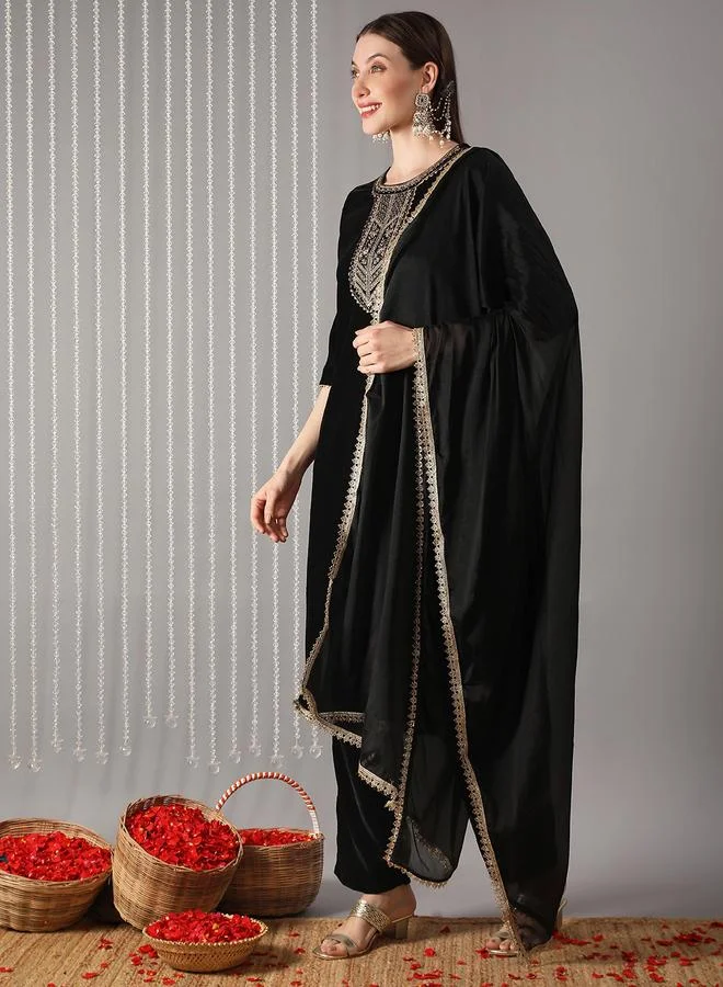 جلو باص مجموعة من كورتا سوداء مطرزة بياقة دائرية مع بنطال ووشاح دانتيل